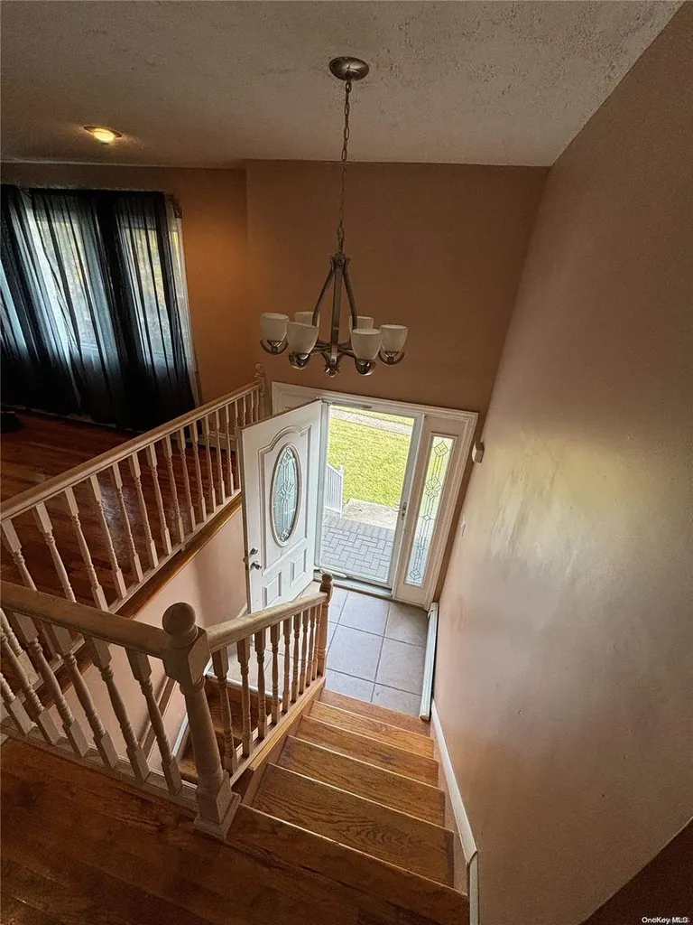18 Maylen Drive Brentwood NY 11717