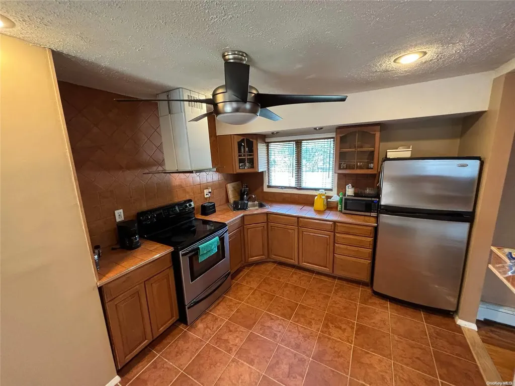 18 Maylen Drive Brentwood NY 11717