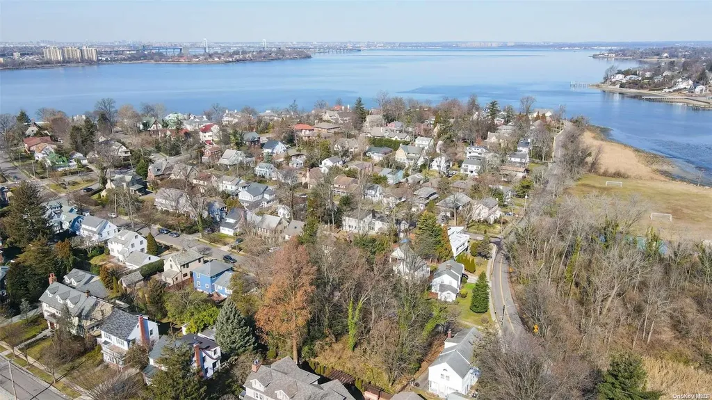 340 Warwick Avenue Douglaston NY 11363