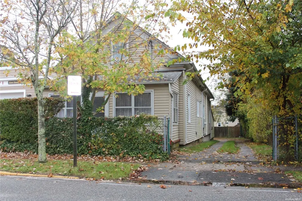 327 Hamilton Avenue Riverhead NY 11901