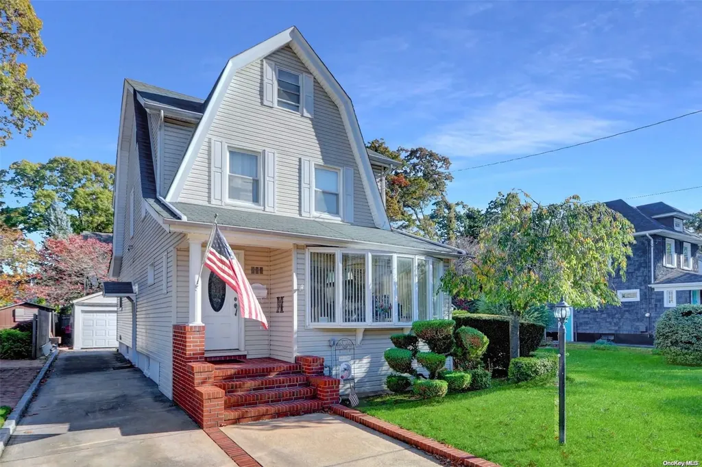 279 E Euclid Street Valley Stream NY 11580