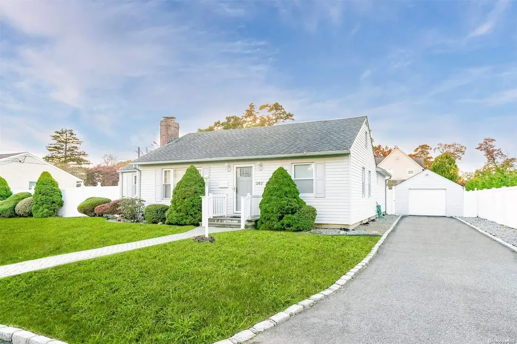 367 Walnut Street Lindenhurst NY 11757
