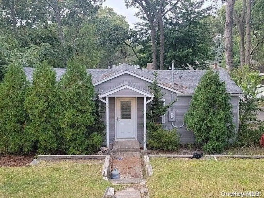 33 Oneida Avenue Selden NY 11784