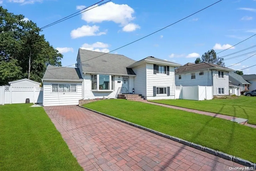 14 Manor Lane Copiague NY 11726