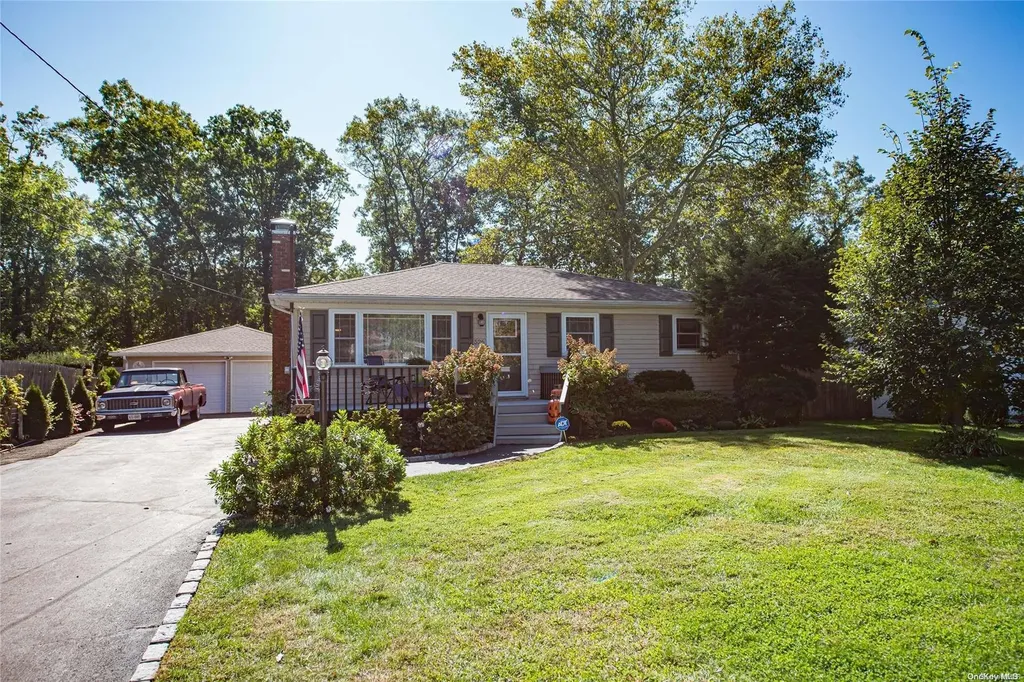 526 Kime Avenue West Islip NY 11795