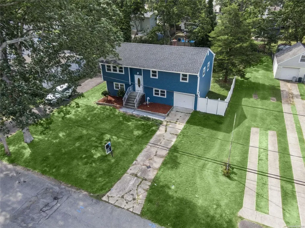 84 Hawthorne Avenue West Babylon NY 11704