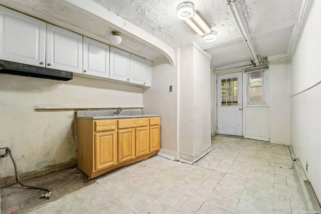61 E 54th Street Brooklyn NY 11203