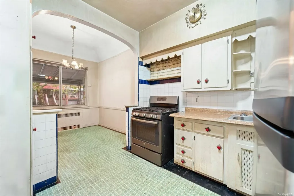 61 E 54th Street Brooklyn NY 11203
