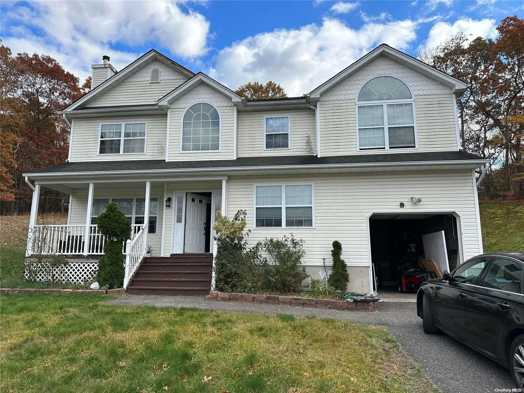 22 Mill Lane Medford NY 11763
