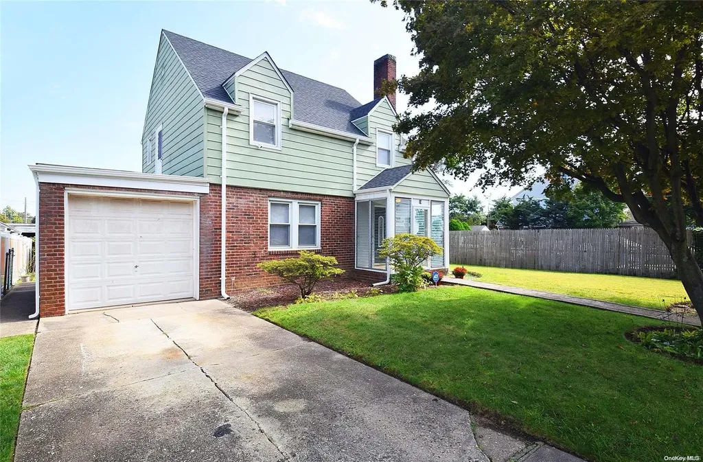 24 High Place Freeport NY 11520