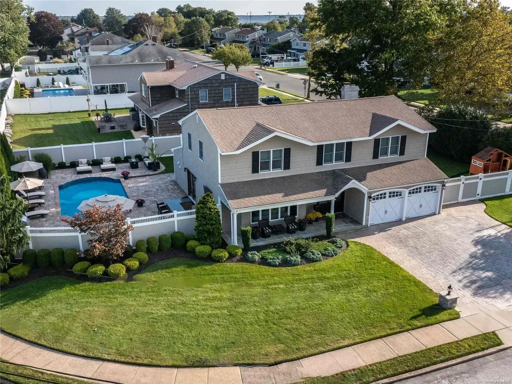 42 Duck Lane West Islip NY 11795