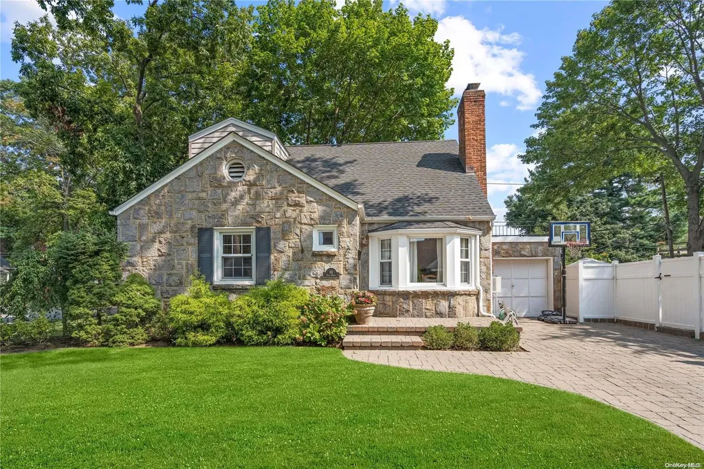 46 Elm Drive New Hyde Park NY 11040