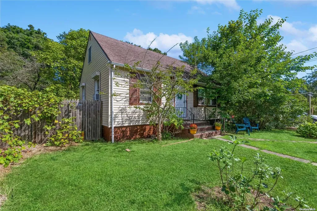 13 Johns Neck Road Shirley NY 11967