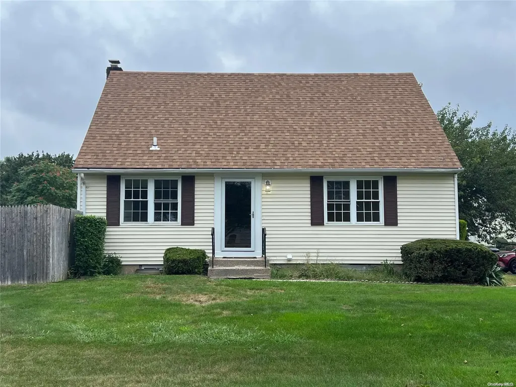 2 Hampton Court Coram NY 11727