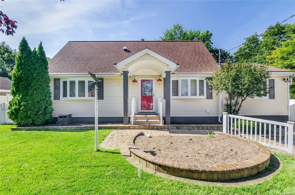 18 Reizen Avenue Centereach NY 11720