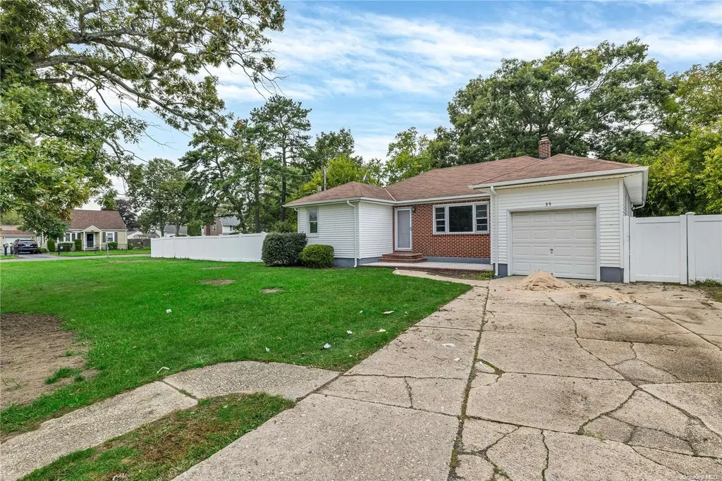 39 Montauk Drive Bay Shore NY 11706