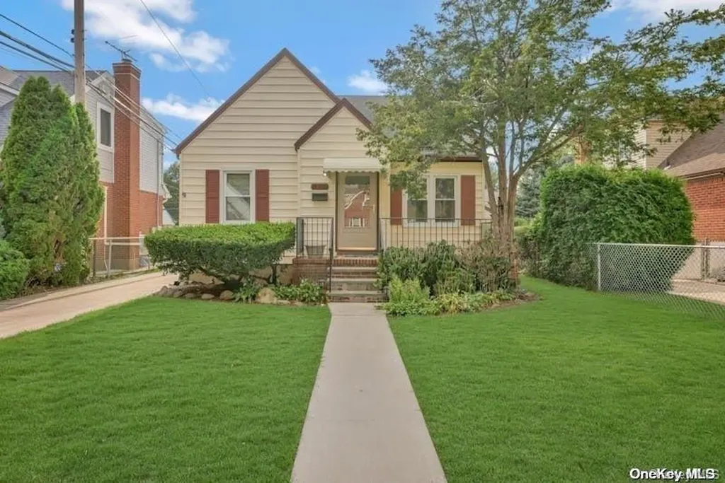 39 Celler Avenue New Hyde Park NY 11040