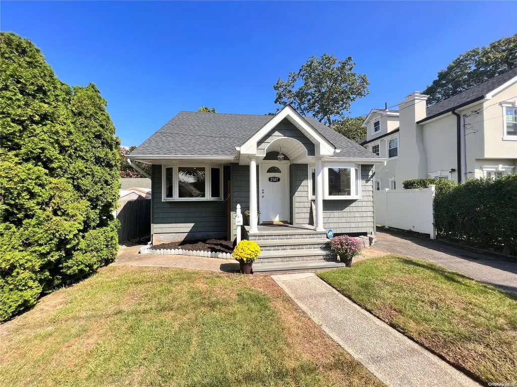 2587 Loftus Avenue Oceanside NY 11572