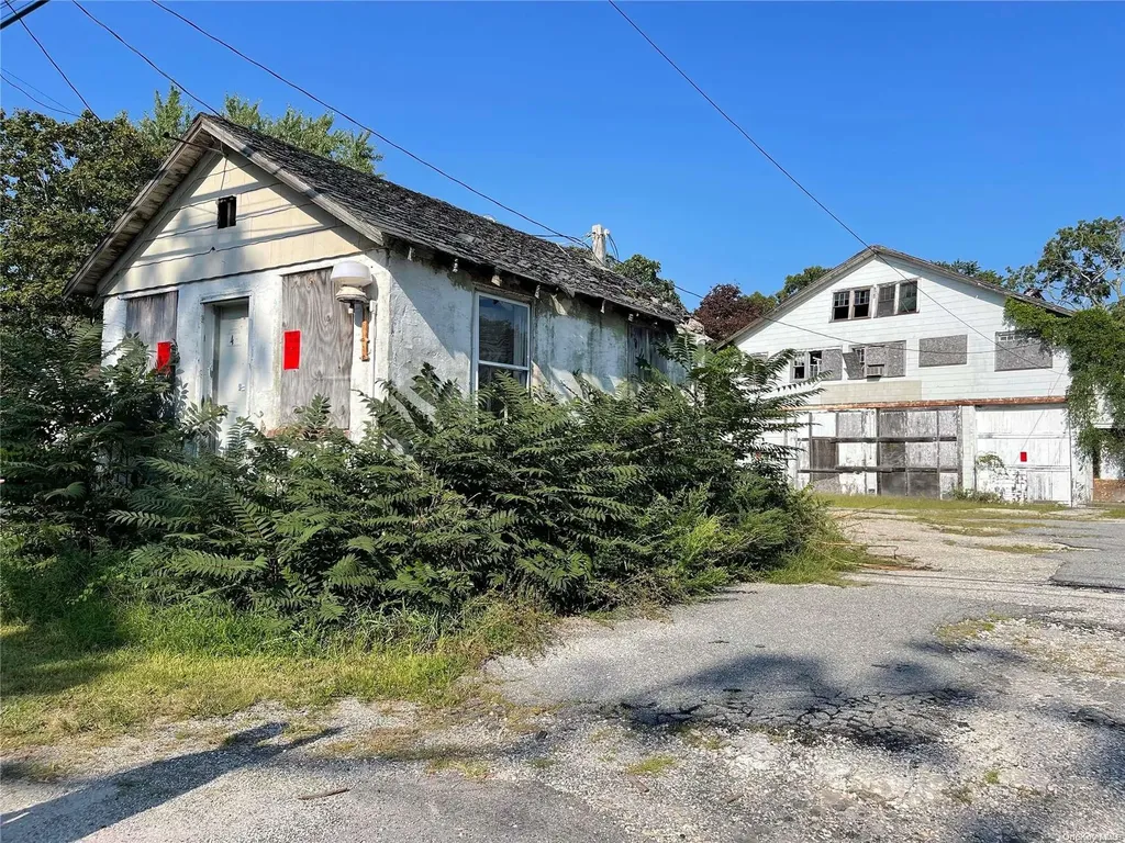 48 Old Quogue Road Riverhead NY 11901