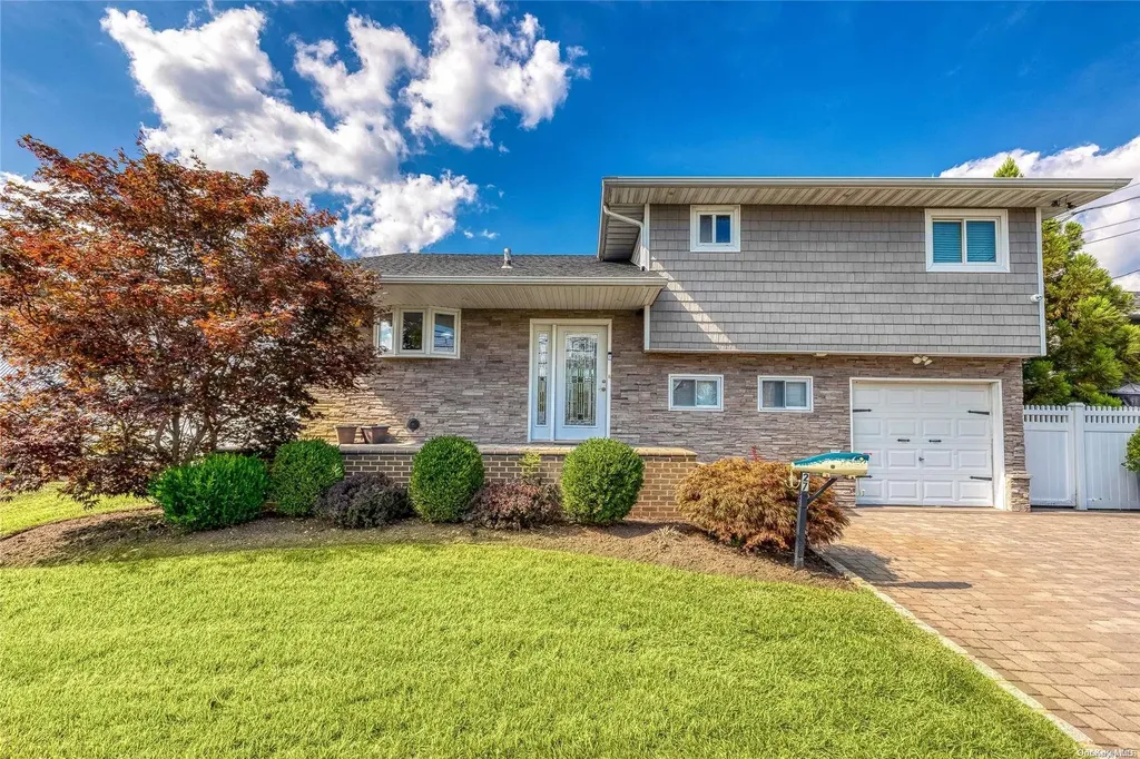 27 Ann Drive N Freeport NY 11520