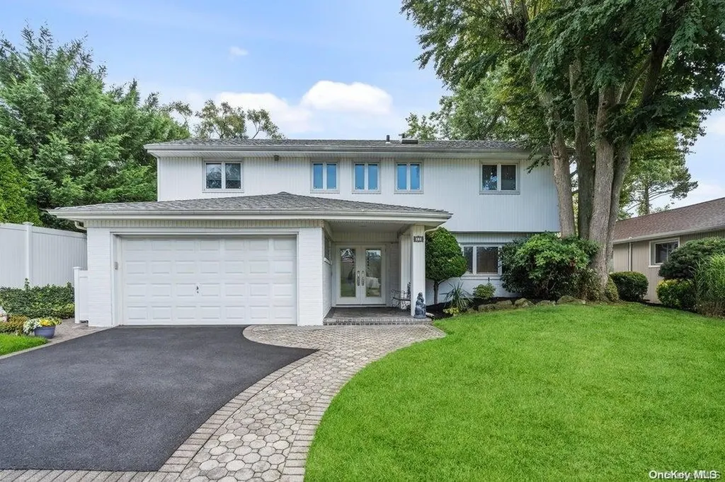 11 Nora Lane Plainview NY 11803