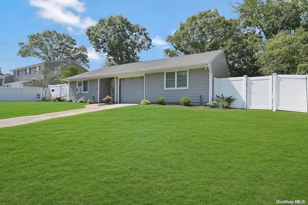 8 Majestic Road Selden NY 11784