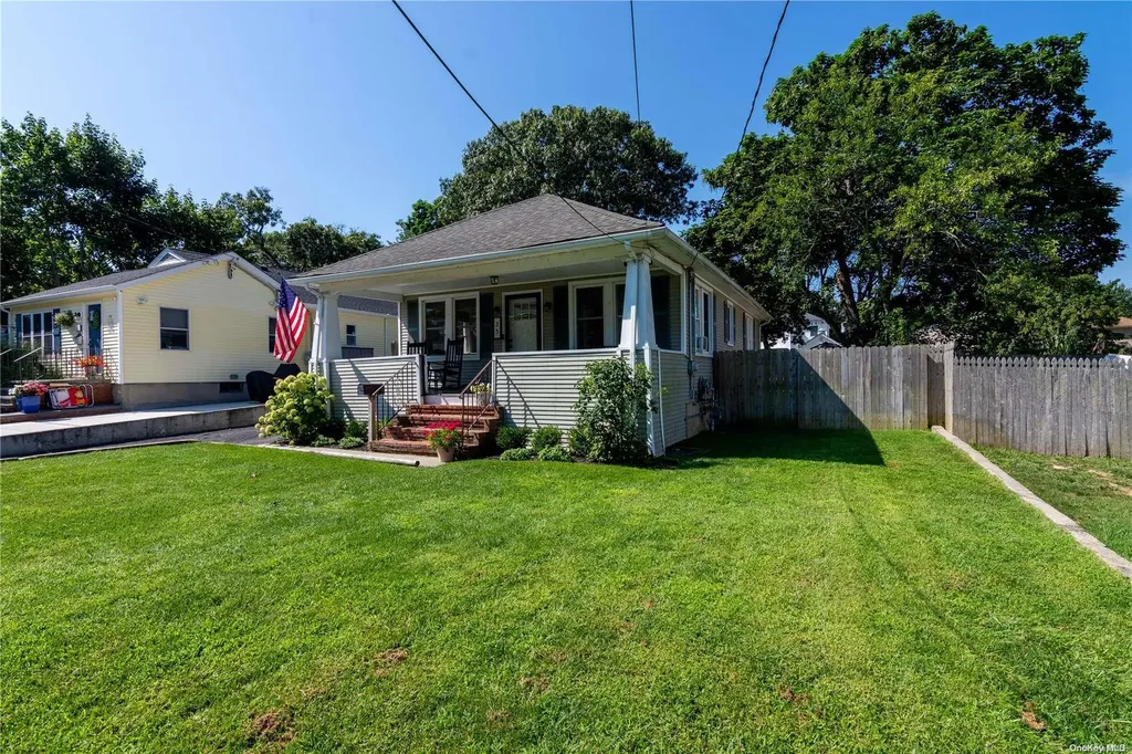 35 S Summit Avenue Patchogue NY 11772