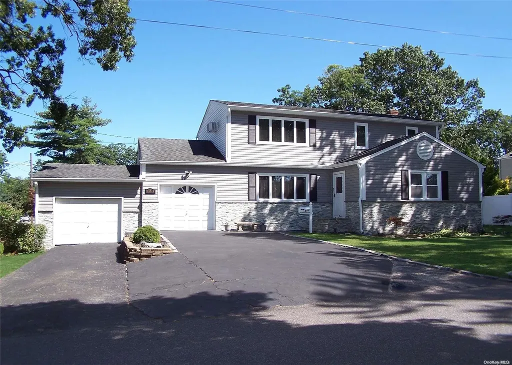 163 Colonial Road West Babylon NY 11704