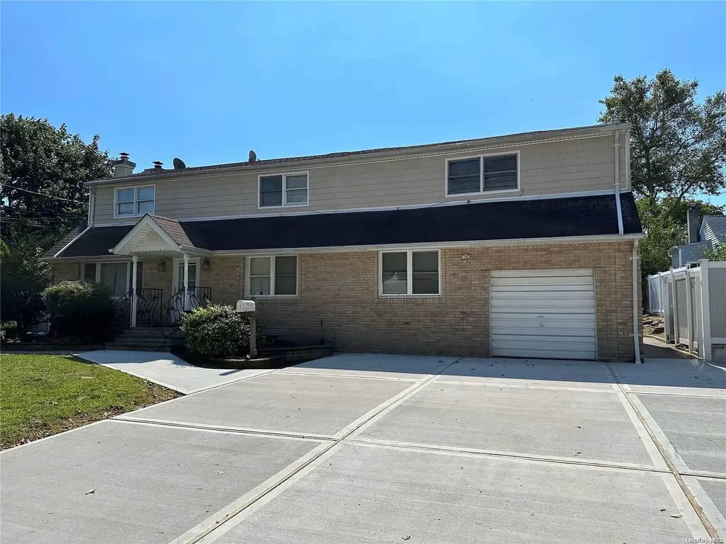 121 44th Street Lindenhurst NY 11757