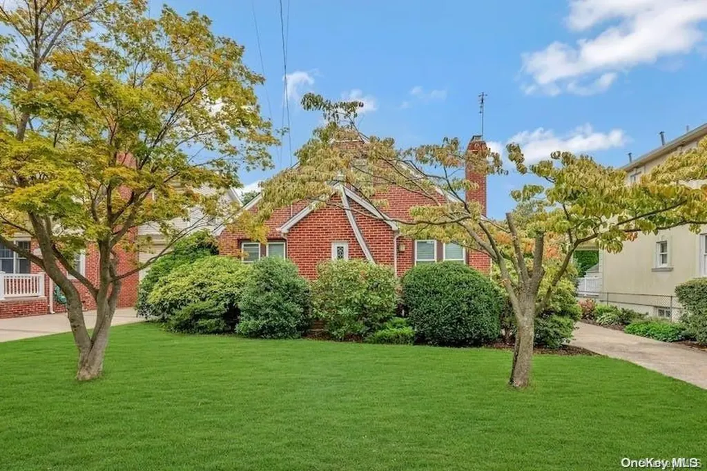 968 N 3rd Street New Hyde Park NY 11040