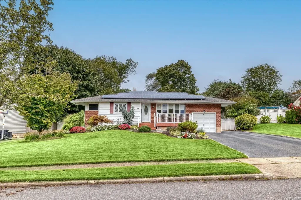 31 Donna Lane Commack NY 11725