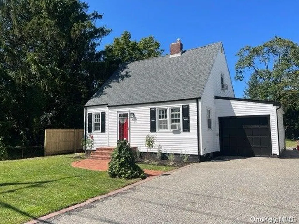 41 Pine Street Islip NY 11751