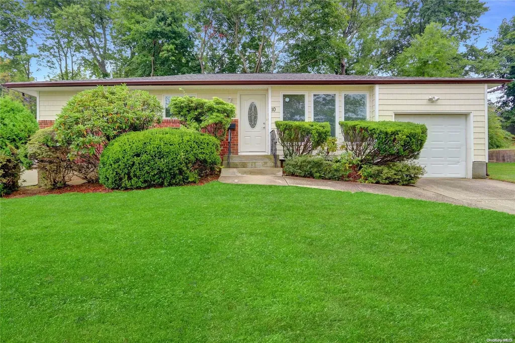 10 Benmor Court Plainview NY 11803