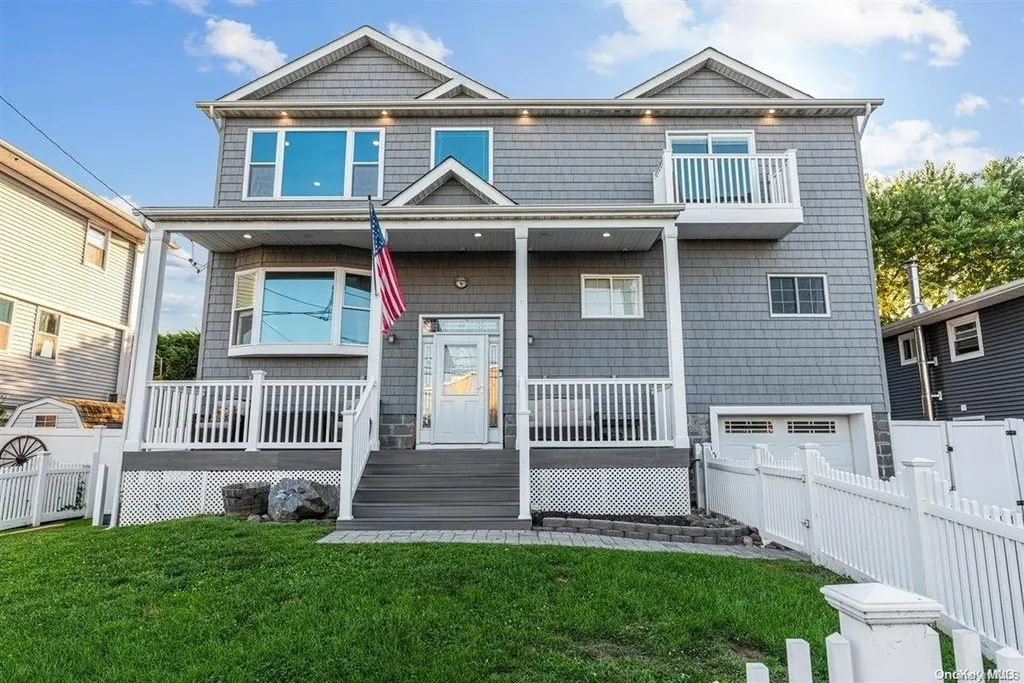863 Beach Street Lindenhurst NY 11757