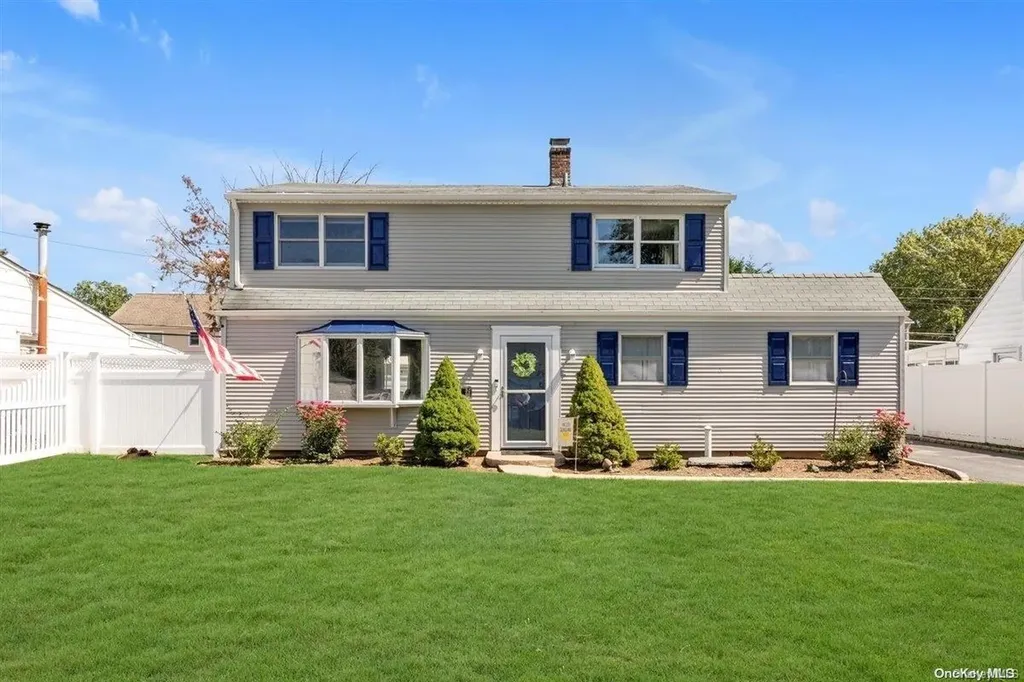 13 Peony Road Levittown NY 11756