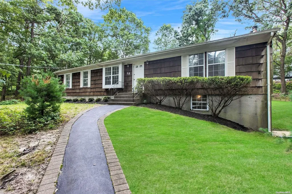 18 Holly Drive Smithtown NY 11787