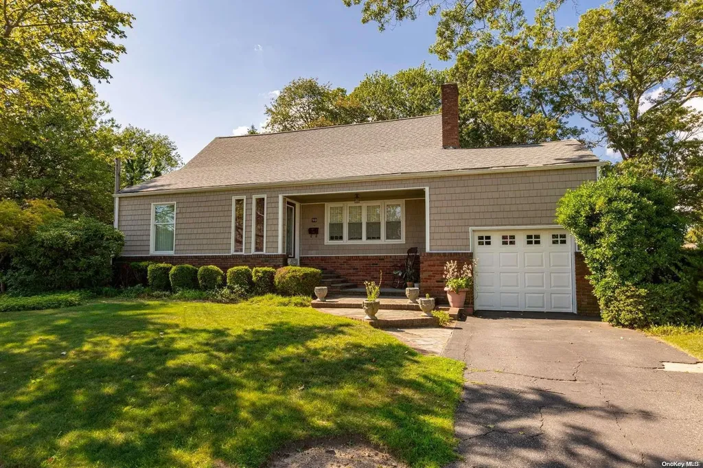 90 Reade Avenue Lindenhurst NY 11757