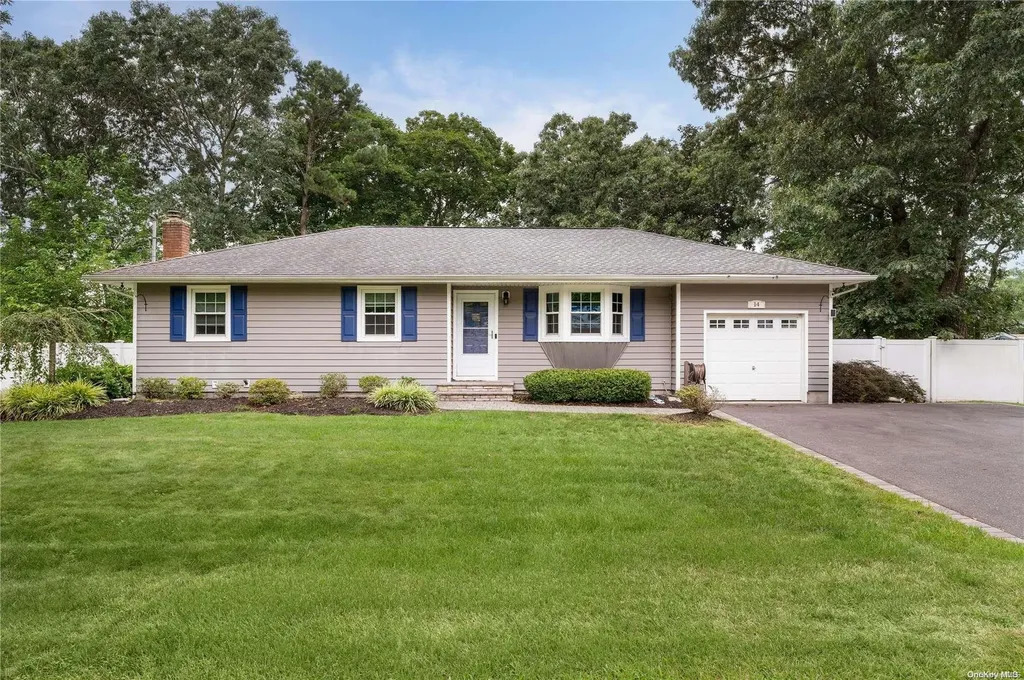 14 Newcomb Trail Ridge NY 11961