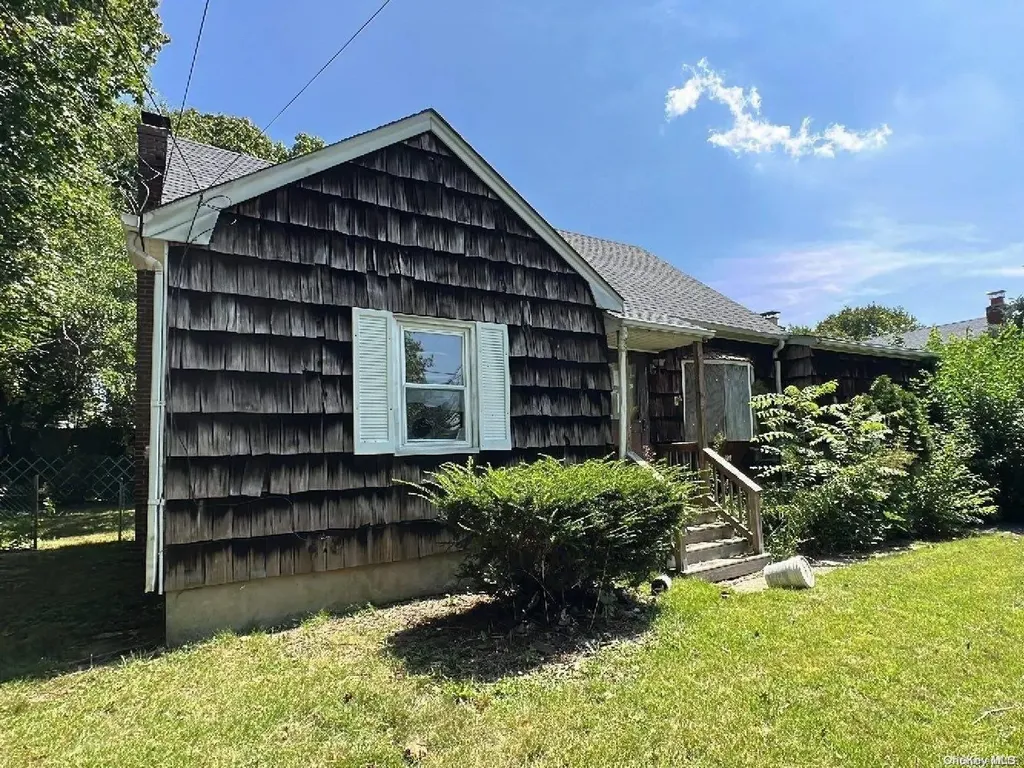 1469 Lombardy Boulevard Bay Shore NY 11706