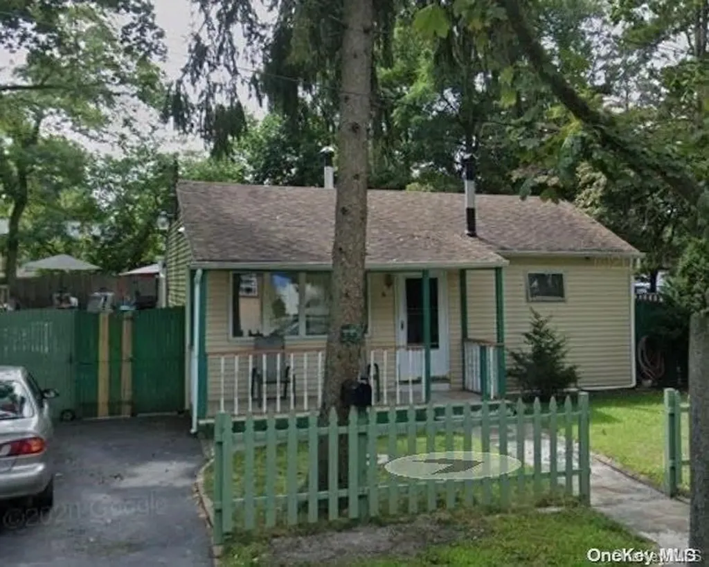 6 E Cherry Street Central Islip NY 11722