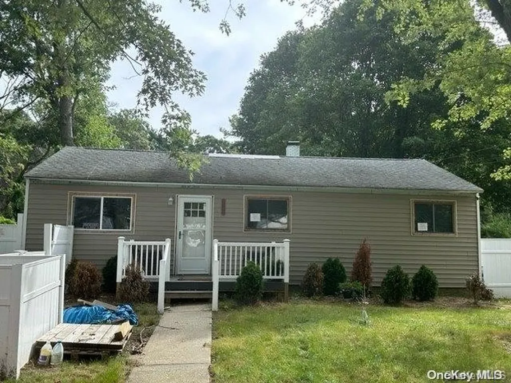 1547 N Thompson Drive Bay Shore NY 11706