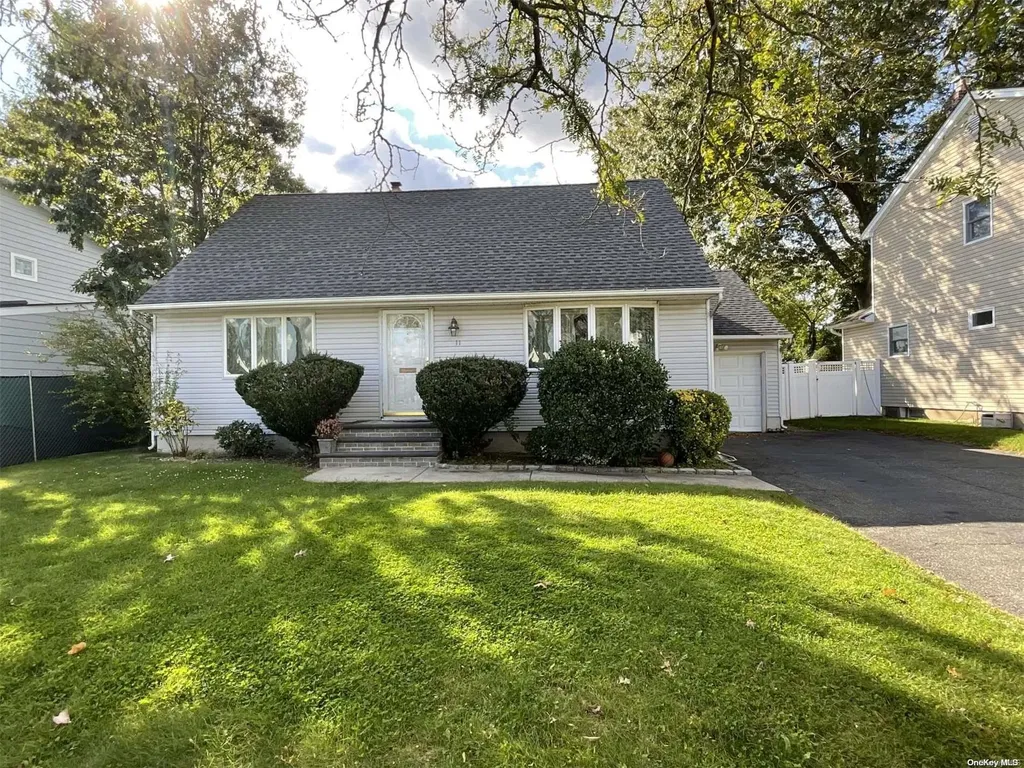 11 Meadow Drive Albertson NY 11507