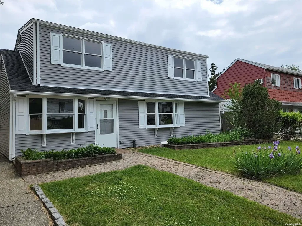 39 Vernon Street Plainview NY 11803