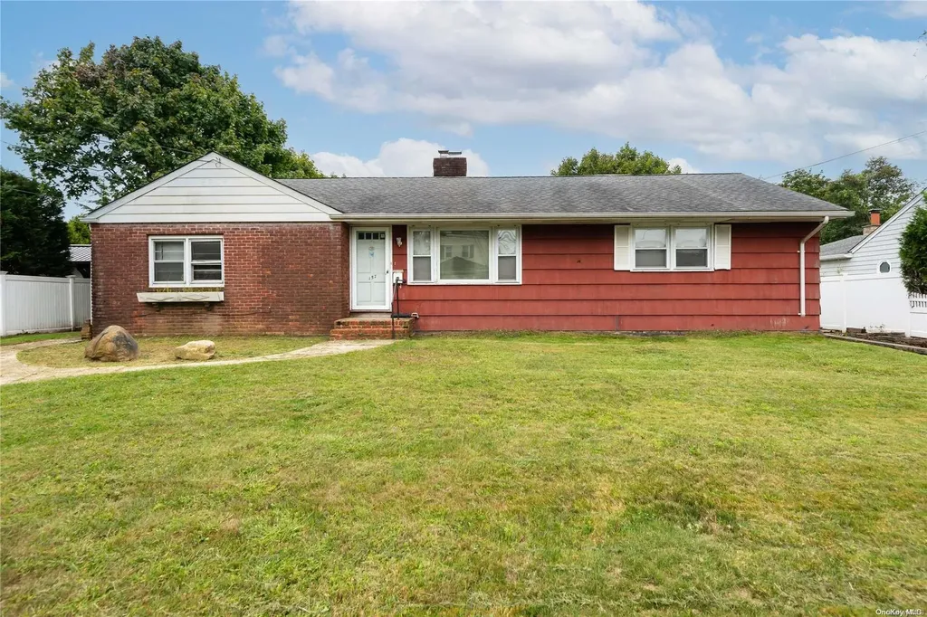 157 Berkeley Place Massapequa NY 11758