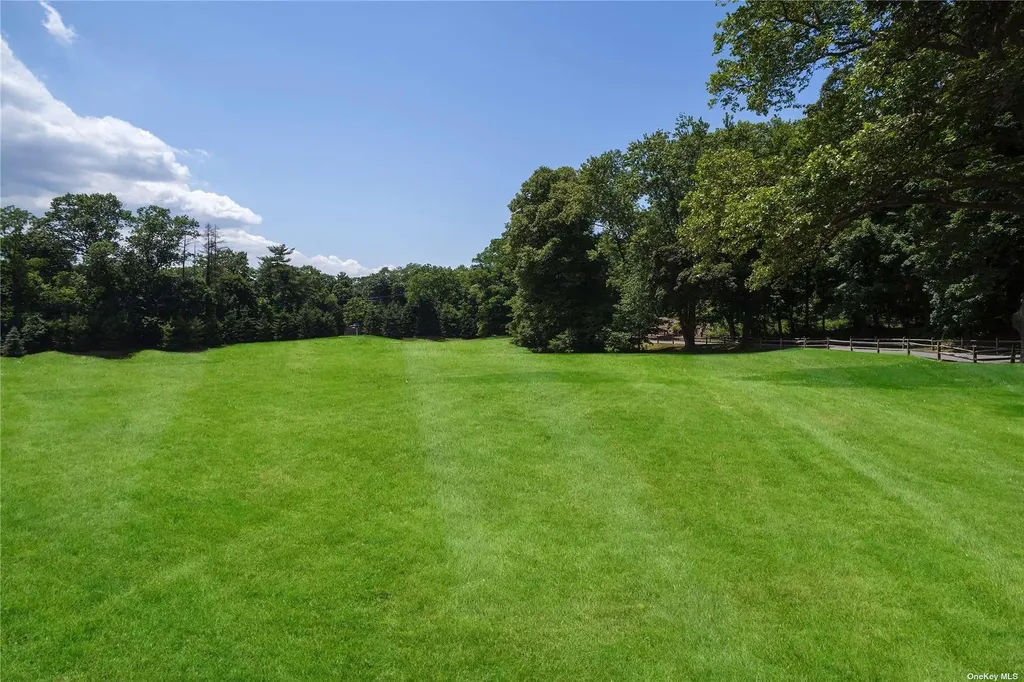 8 Stable Lane Old Westbury NY 11568