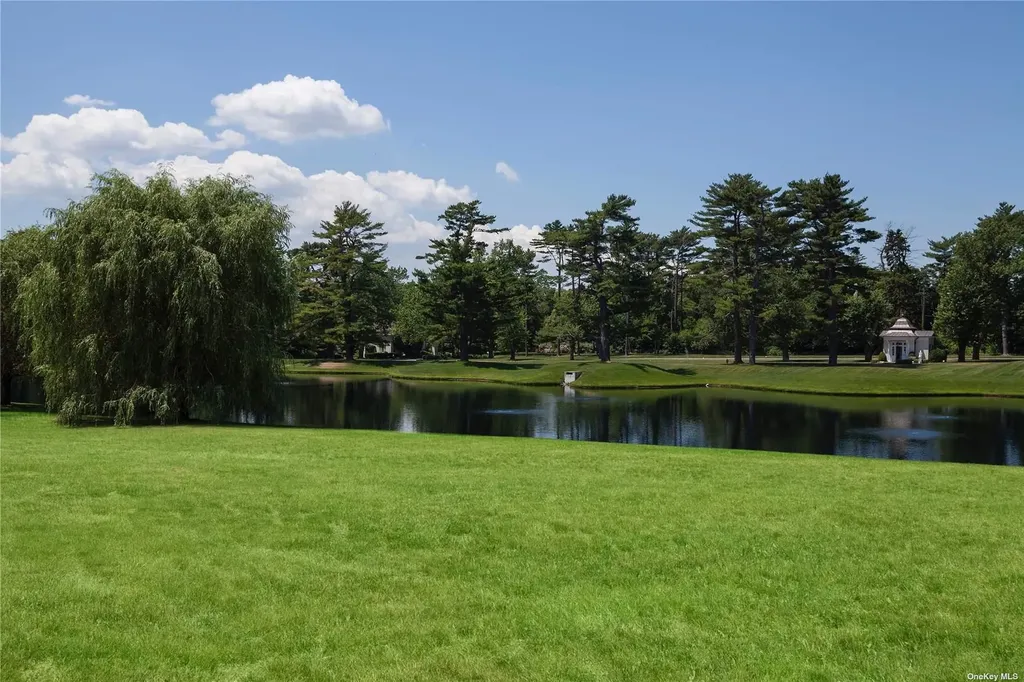 6 Canter Lane Old Westbury NY 11568
