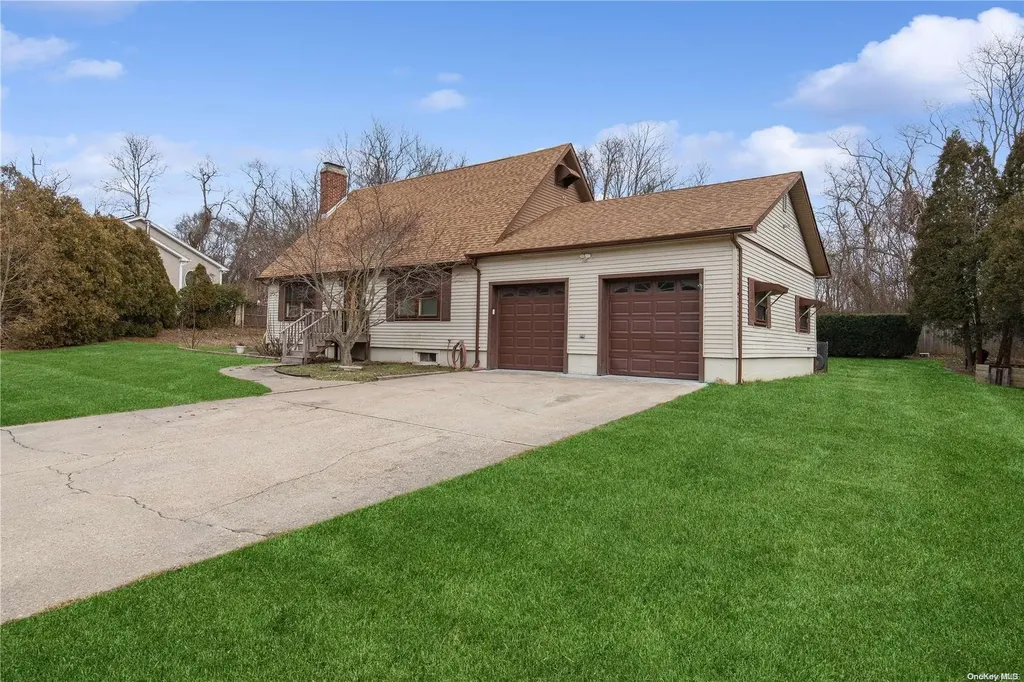 19 Dolphin Way Riverhead NY 11901