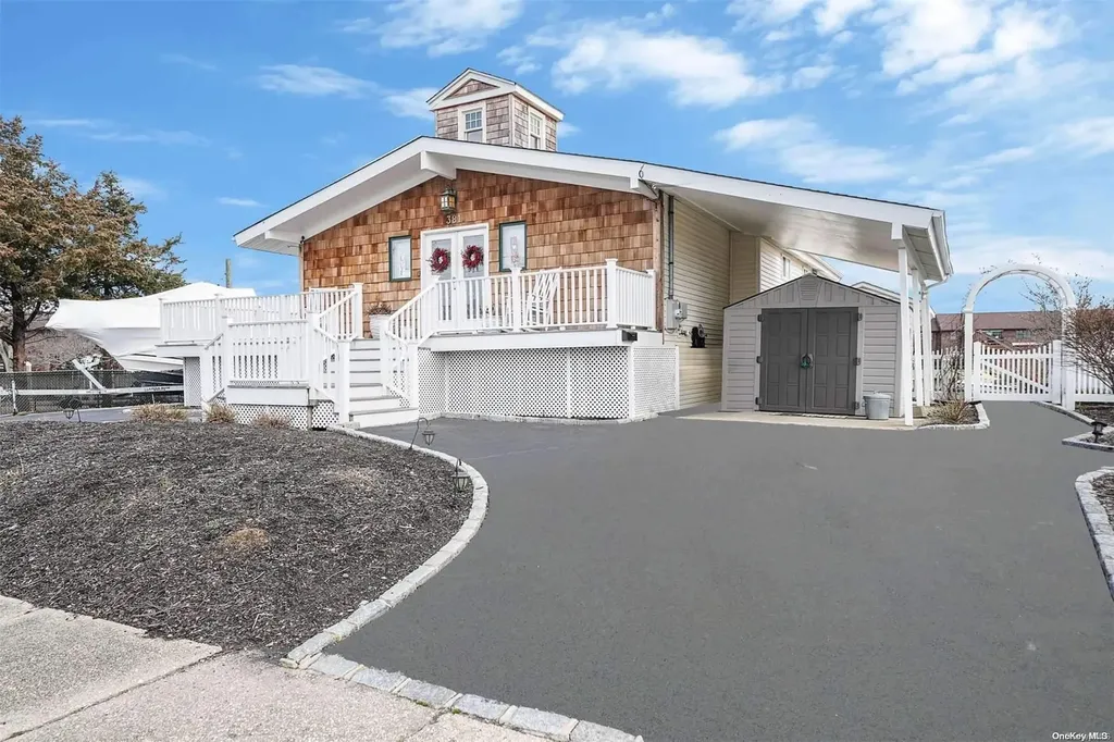 381 Kelp Road Copiague NY 11726