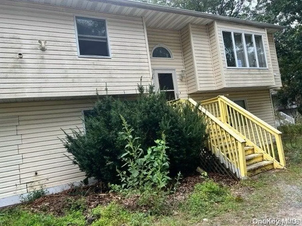 8 Cedarbrook Circle Centereach NY 11720