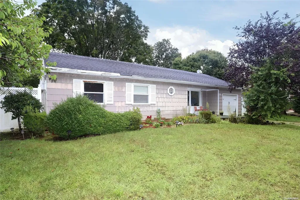 24 Quail Run Massapequa NY 11758
